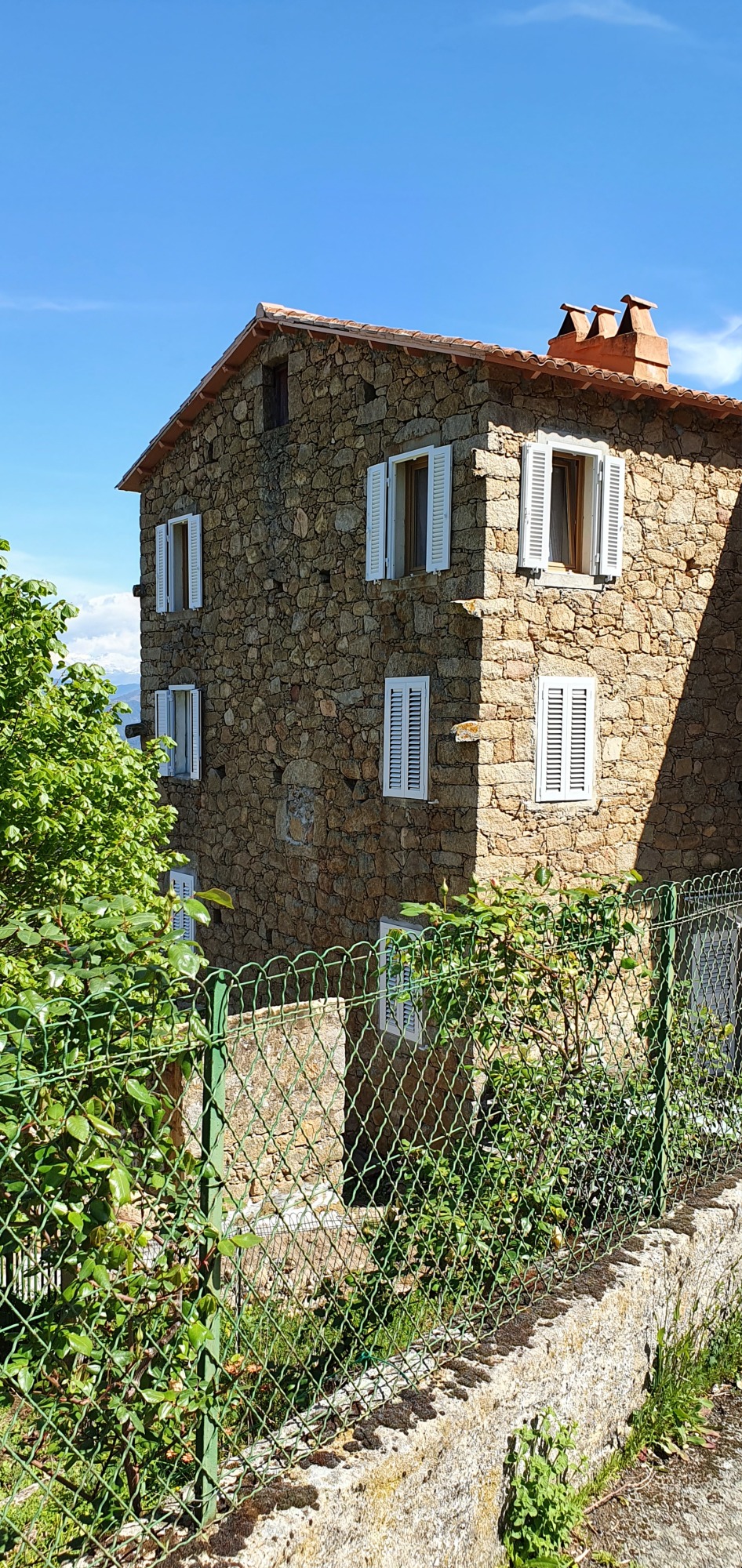 La casa da a los dormitorios de la última planta.